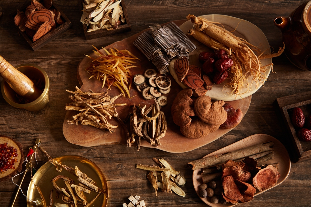 Close,View,Of,Chinese,Traditional,Herb,Ginseng,Mushroom,In,Wooden